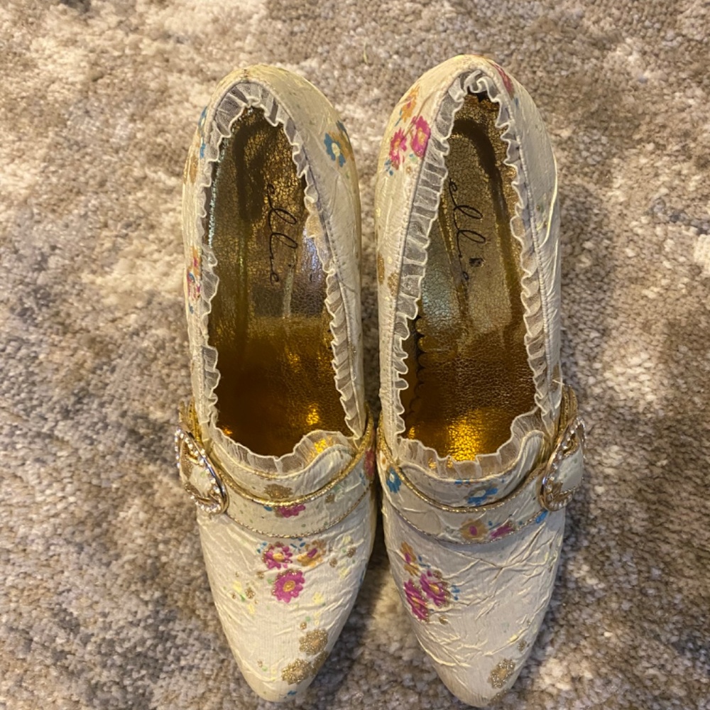 Shoes - Picture 2 of 4